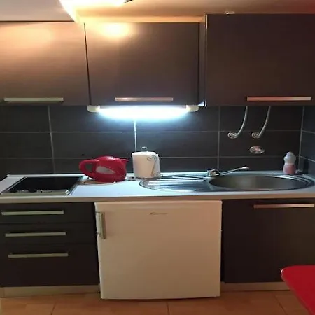 Elena St - A2 Red Apartment